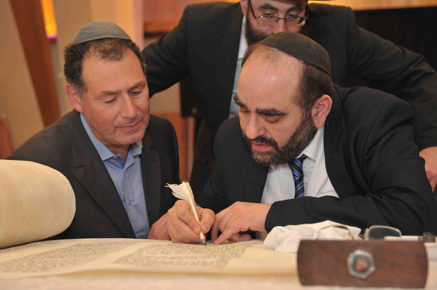 גלריה: הכנסת ספר תורה לזכר נרצחי הטבח בהיפר-כשר בפריז