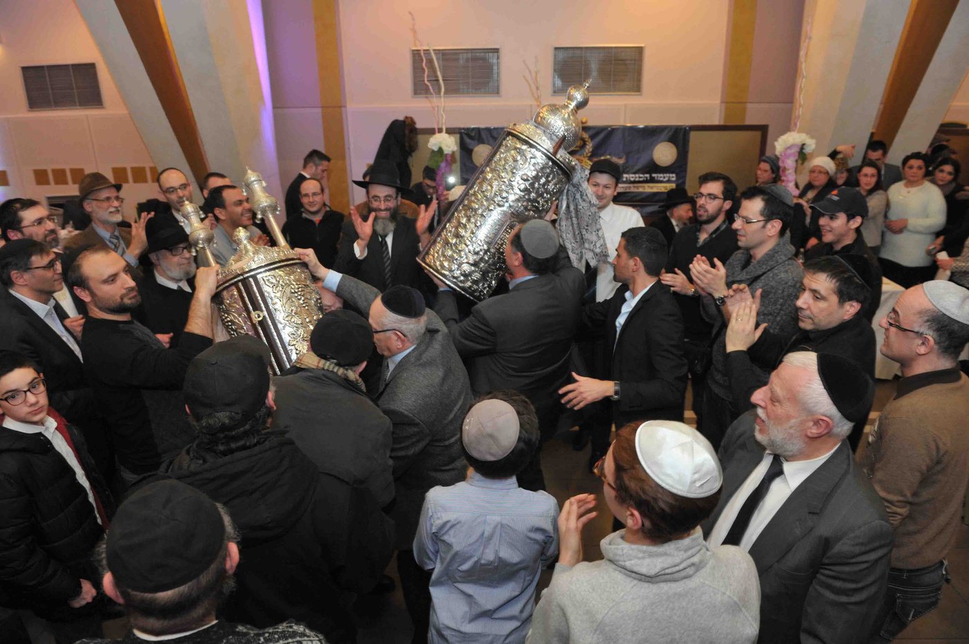 גלריה: הכנסת ספר תורה לזכר נרצחי הטבח בהיפר-כשר בפריז
