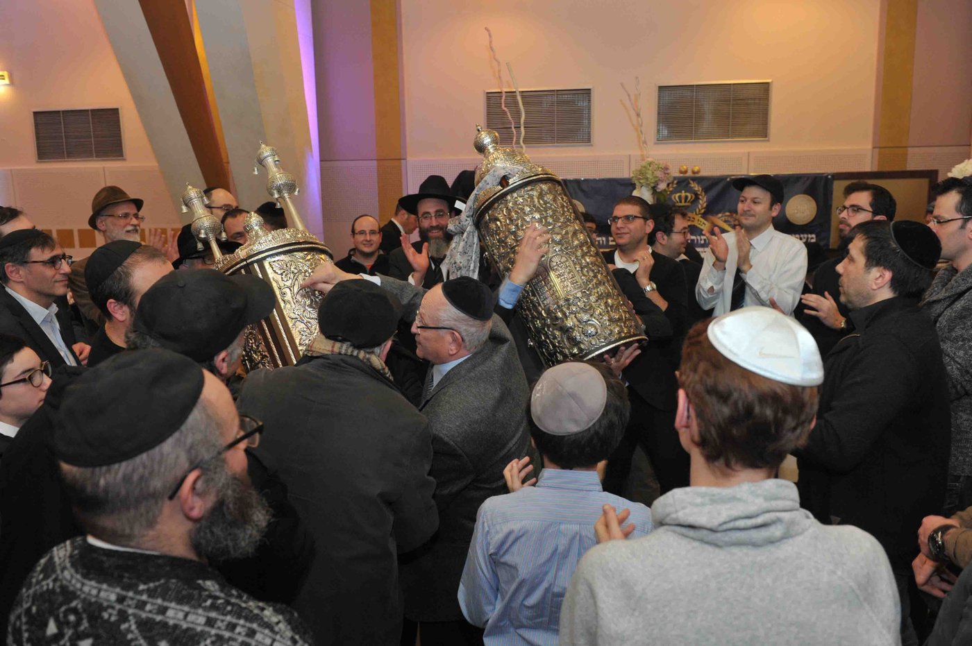 גלריה: הכנסת ספר תורה לזכר נרצחי הטבח בהיפר-כשר בפריז