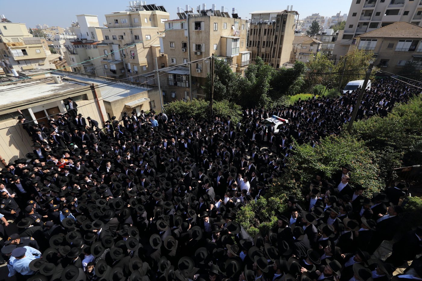 בדמע וכאב: אלפים נפרדו מראש ישיבת פוניבז'