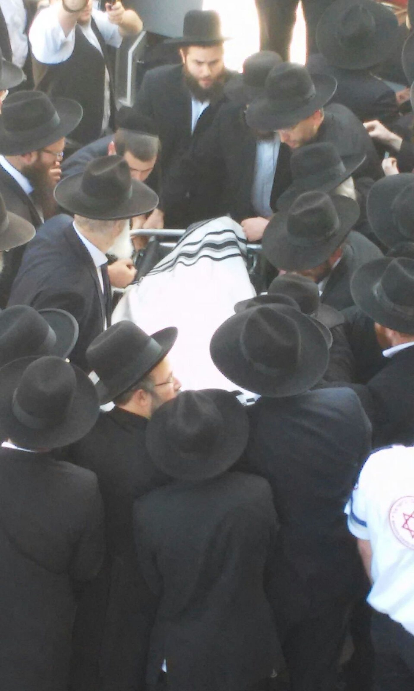 צפו: מיטת הגרח"ש ליבוביץ זצ"ל יוצאת מהיכל הישיבה