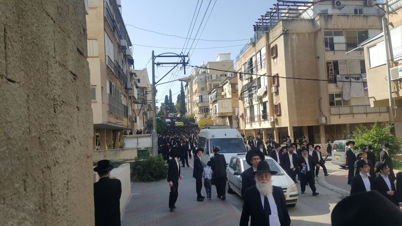צפו: מיטת הגרח"ש ליבוביץ זצ"ל יוצאת מהיכל הישיבה