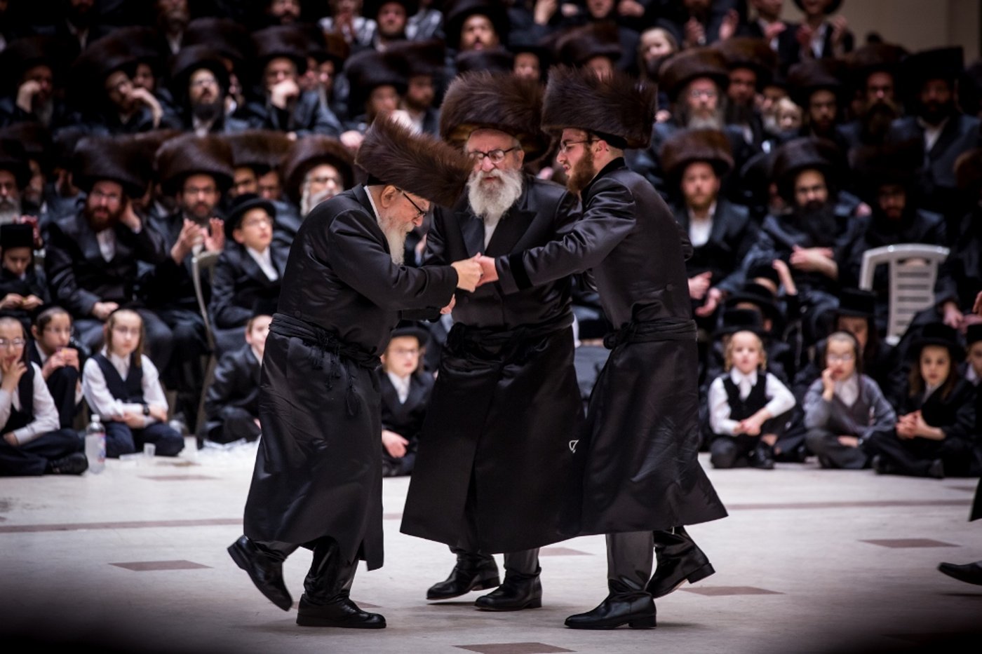 חתונת נכד הרבי מסקווירא עם נכדת הרבי מרחמסטריווקא • צפו בגלריה
