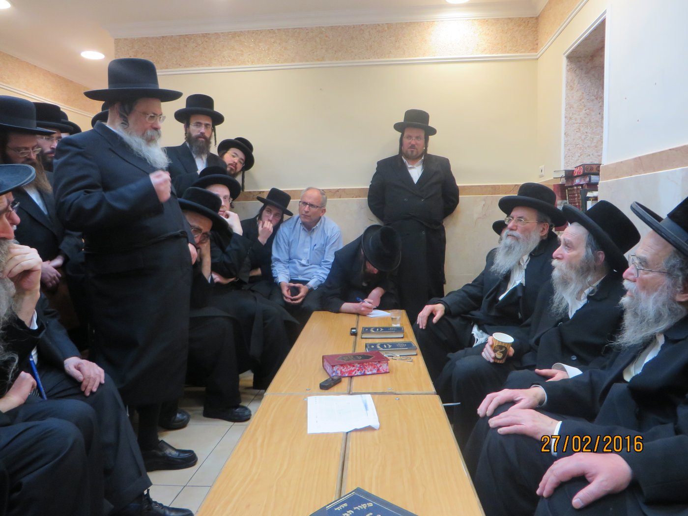 אדמו"רים, רבנים ואישי ציבור: צפו בניחום האבלים בערלוי