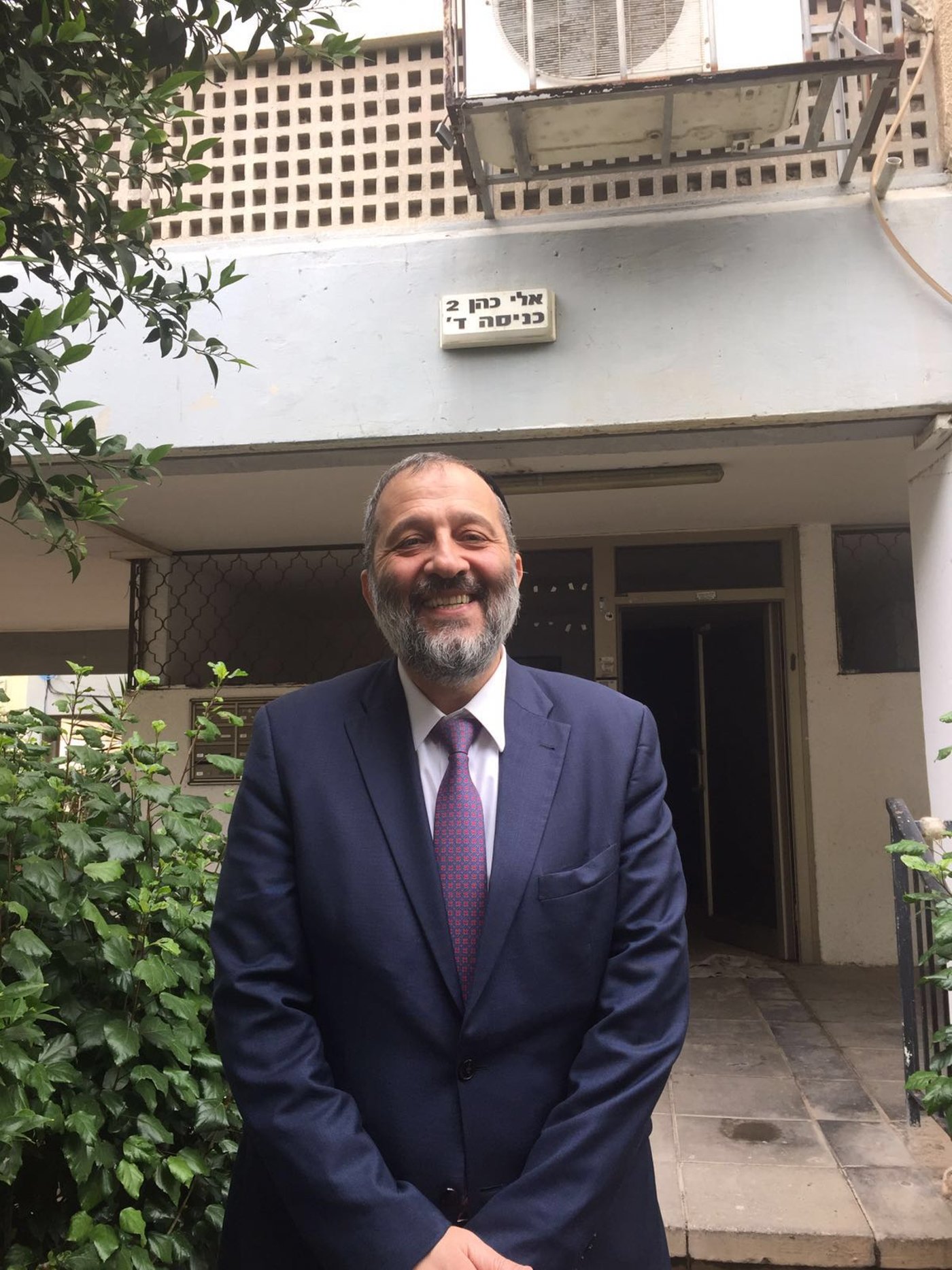 שר הפנים אריה דרעי ביקר בבית בו גדל בבת-ים