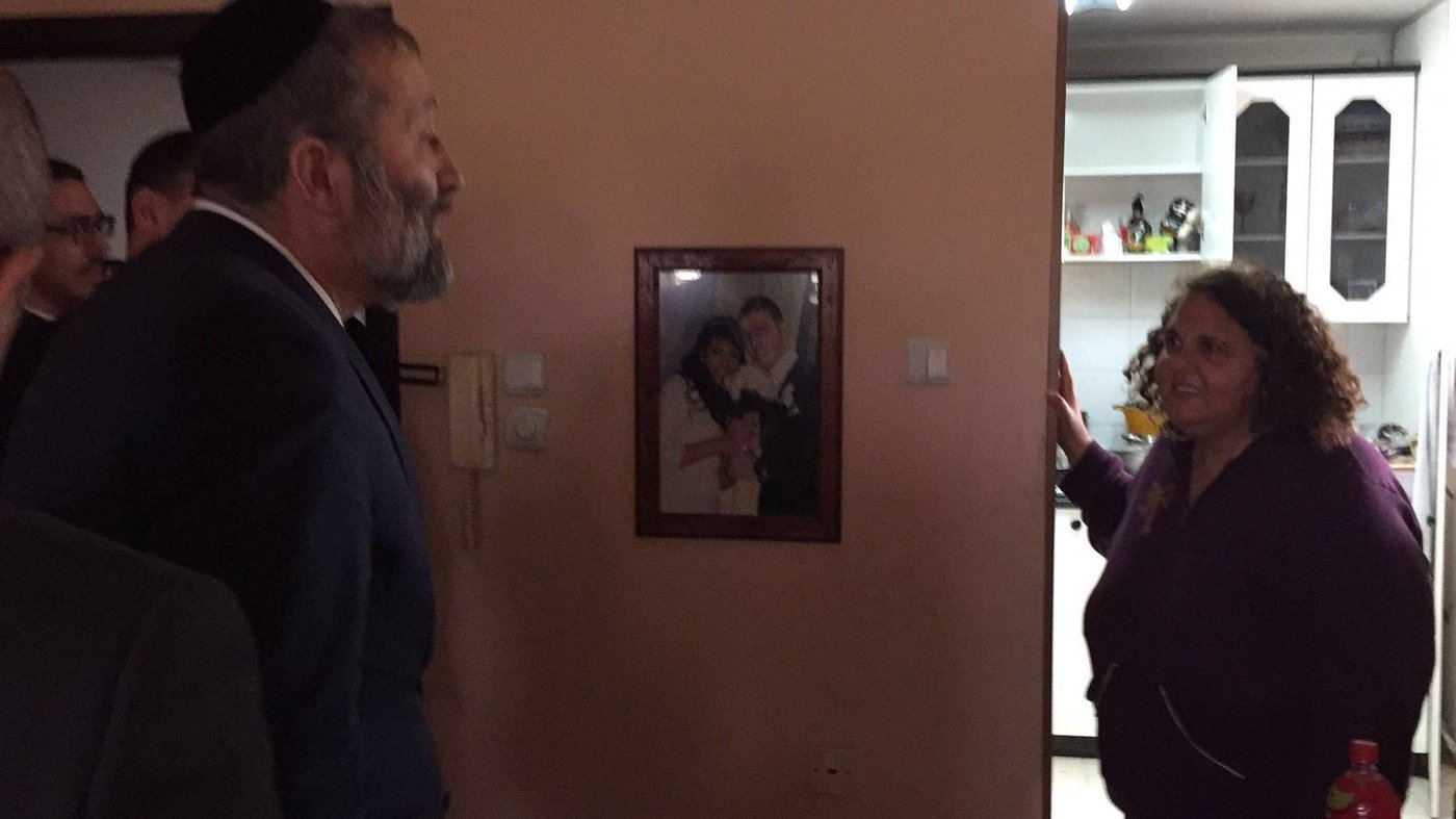 שר הפנים אריה דרעי ביקר בבית בו גדל בבת-ים