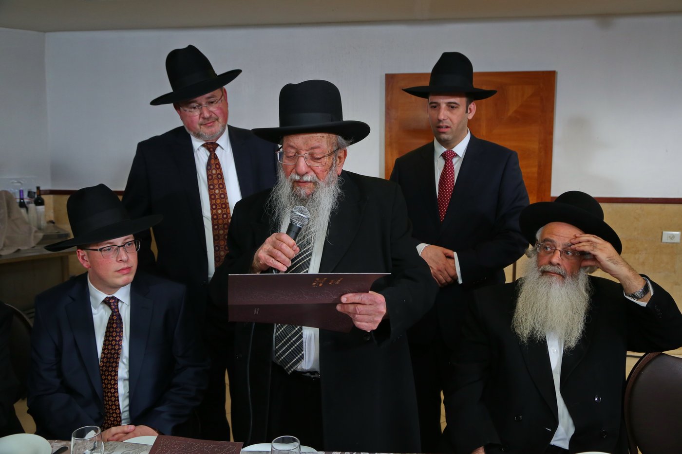 שמוליק גרינברג אירס את בתו, אבוטבול שר "ריבון העולמים" • צפו