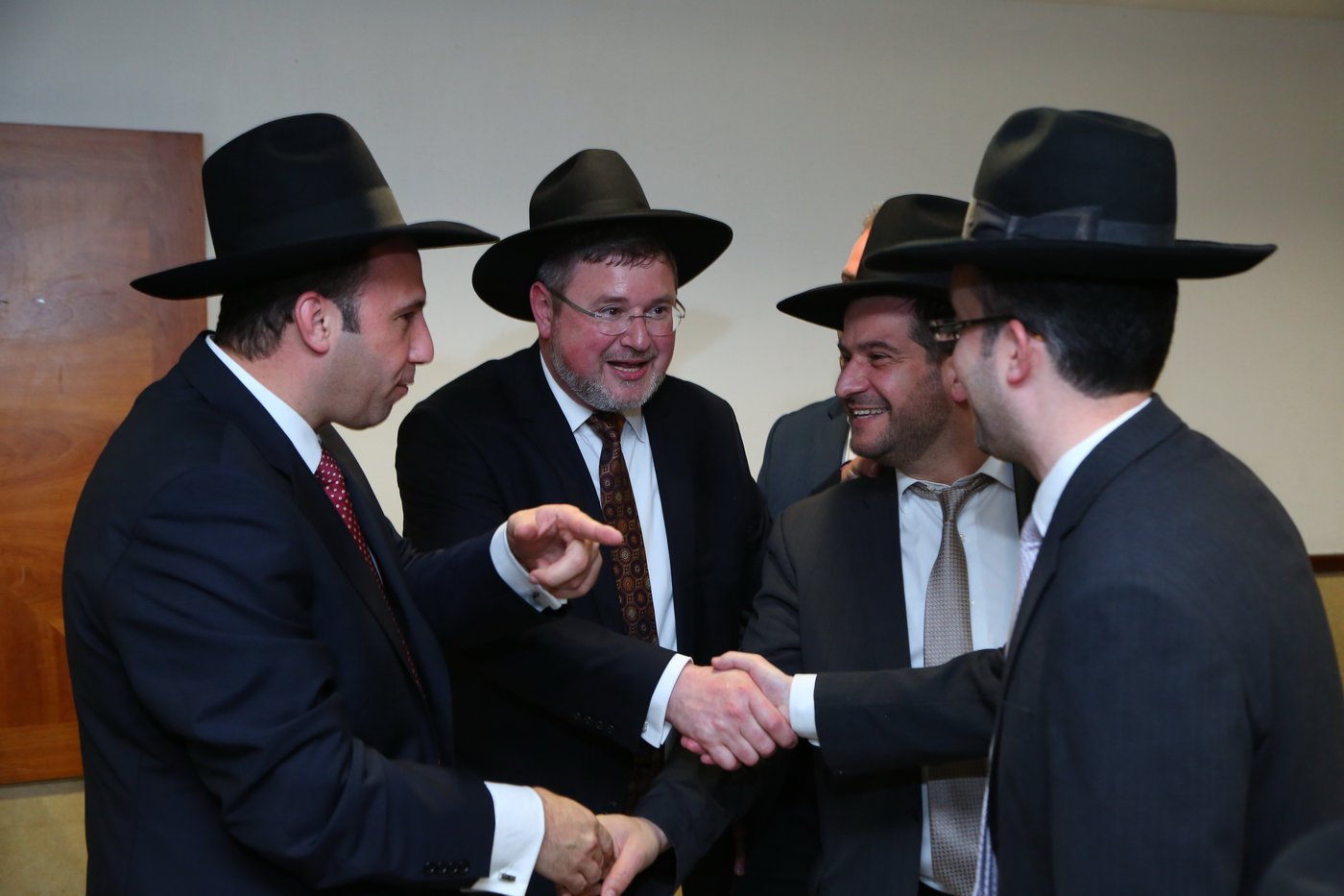 שמוליק גרינברג אירס את בתו, אבוטבול שר "ריבון העולמים" • צפו