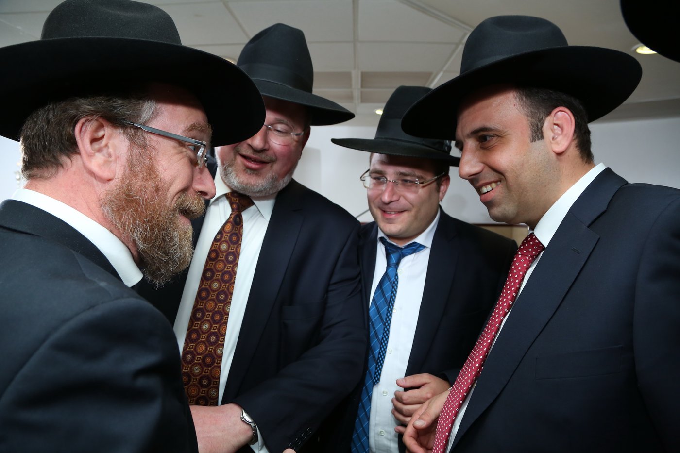 שמוליק גרינברג אירס את בתו, אבוטבול שר "ריבון העולמים" • צפו