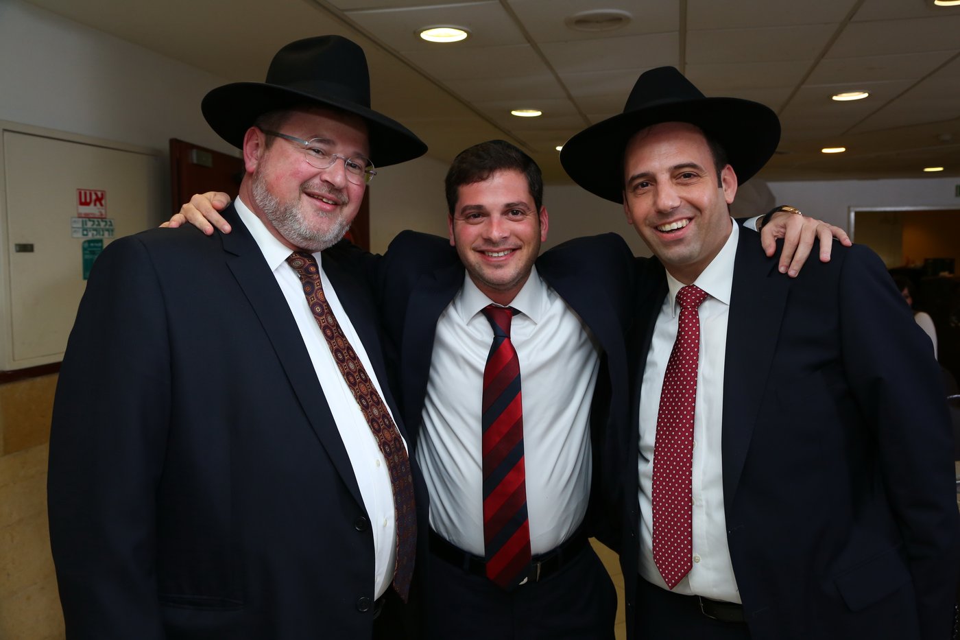 שמוליק גרינברג אירס את בתו, אבוטבול שר "ריבון העולמים" • צפו