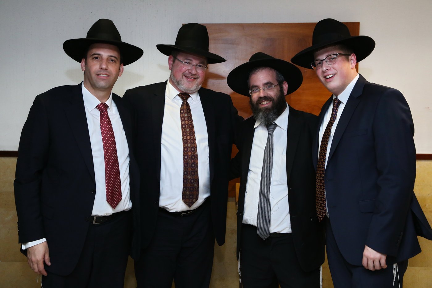 שמוליק גרינברג אירס את בתו, אבוטבול שר "ריבון העולמים" • צפו