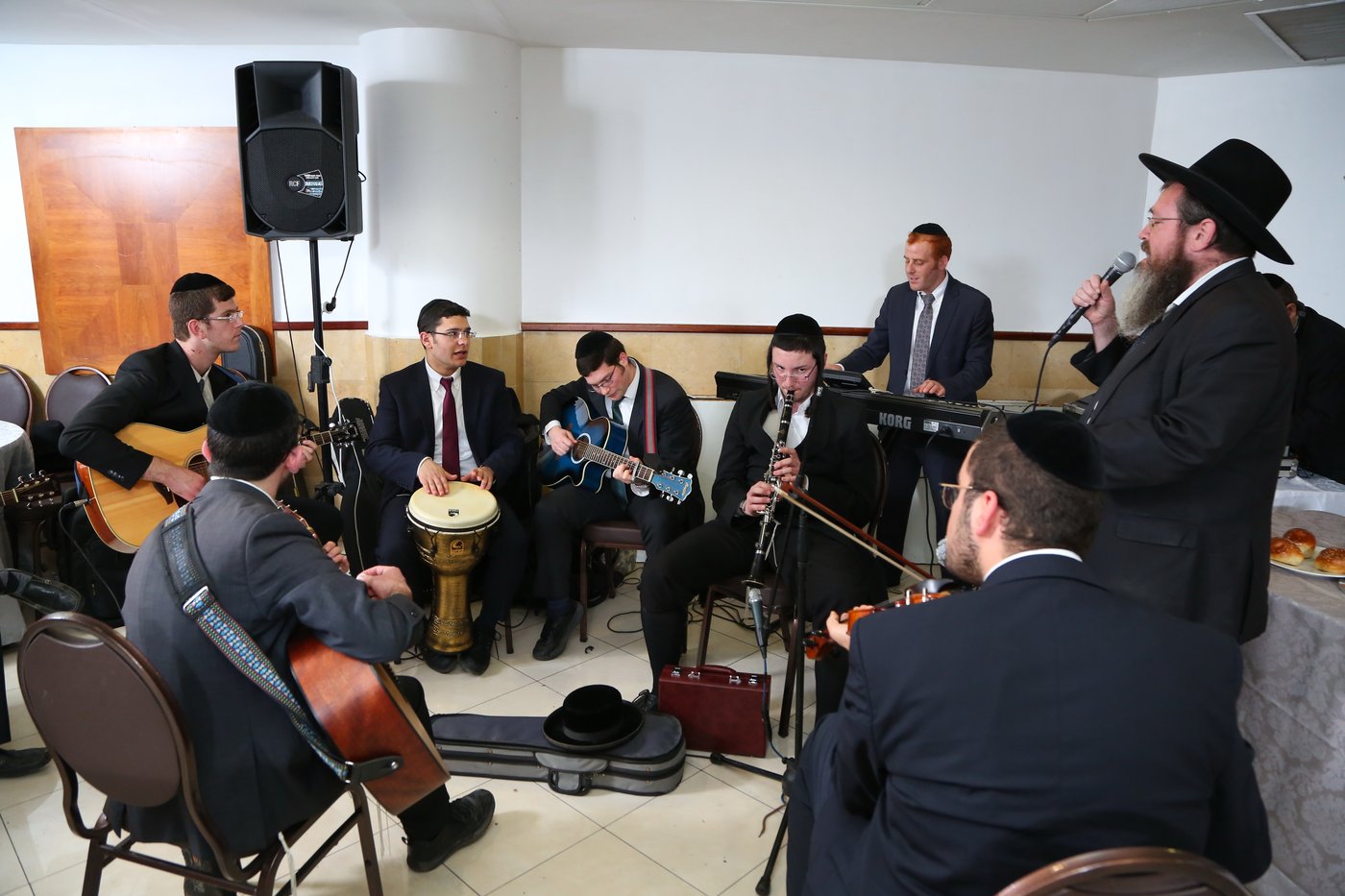 שמוליק גרינברג אירס את בתו, אבוטבול שר "ריבון העולמים" • צפו