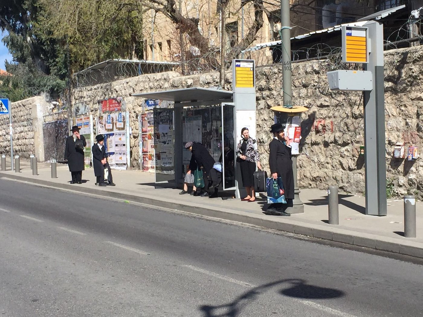 חודשים אחרי הפיגוע הרצחני: הפצוע שב לתחנת האוטובוס