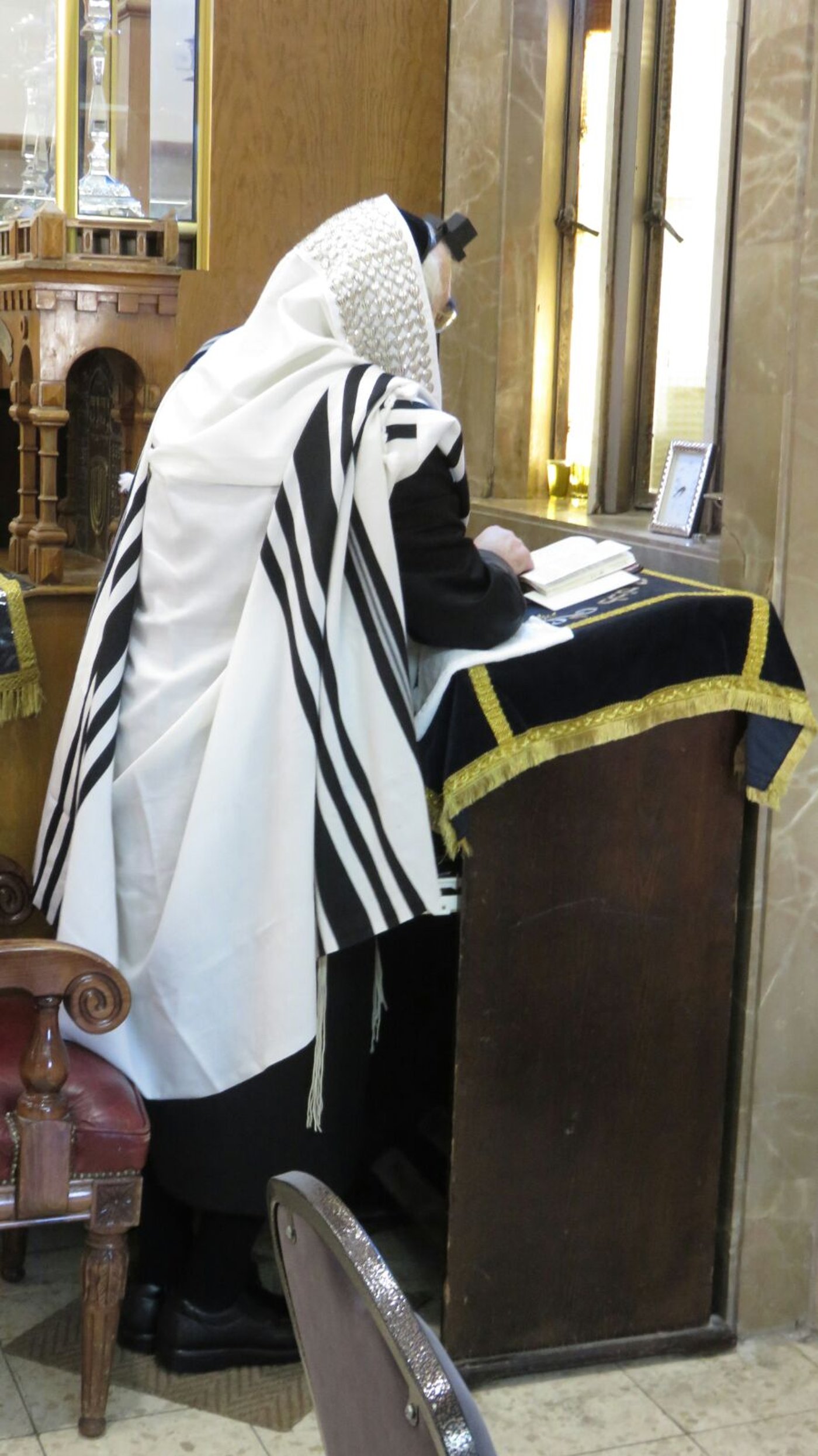 הנחת תפילין לנכד האדמו"רים מדושינסקיא וסאטמר