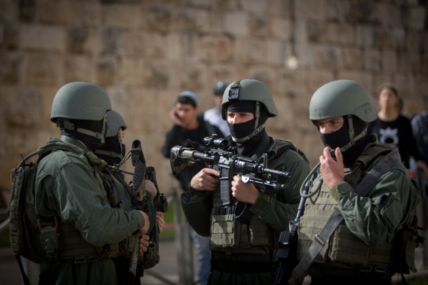 צפו בתיעוד: שוטרים מחסלים את שני המחבלים בירושלים