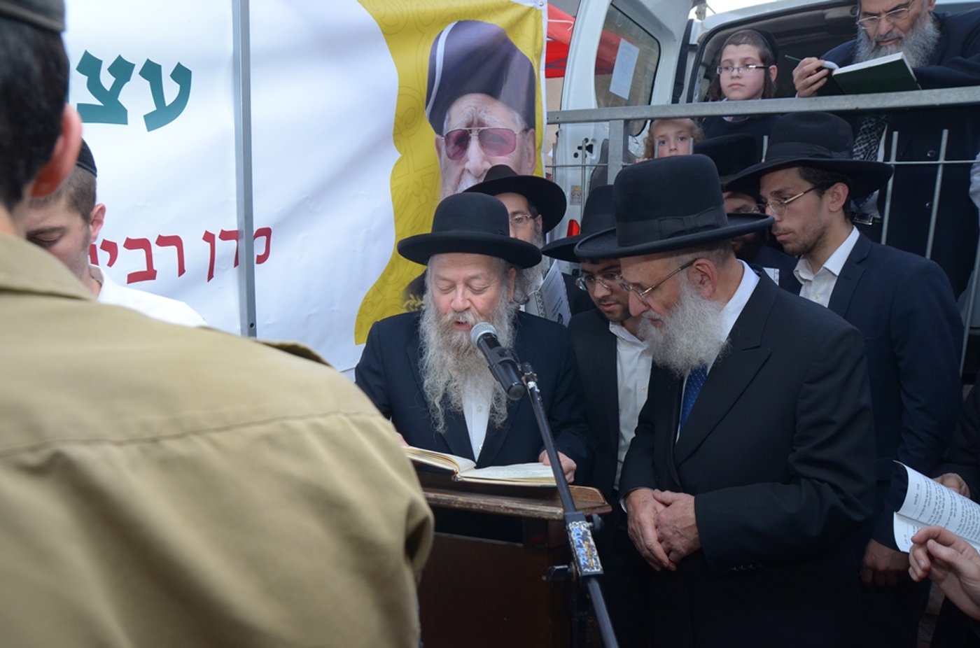 הרב דוד בצרי: "כל אחד יביא לפחות 12 ילדים" • צפו