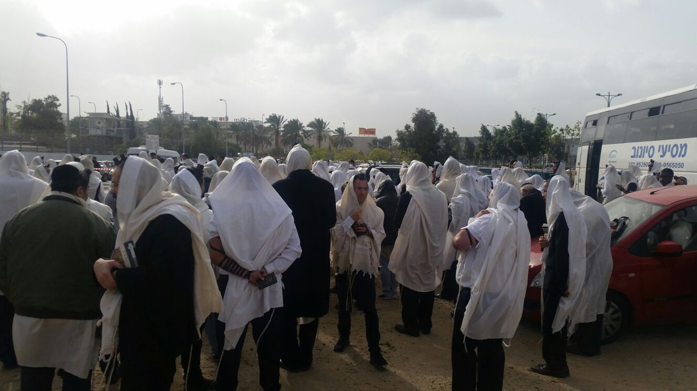 בשערי הכלא: תפילה לרפואת האדמו"ר רבי יאשיהו פינטו