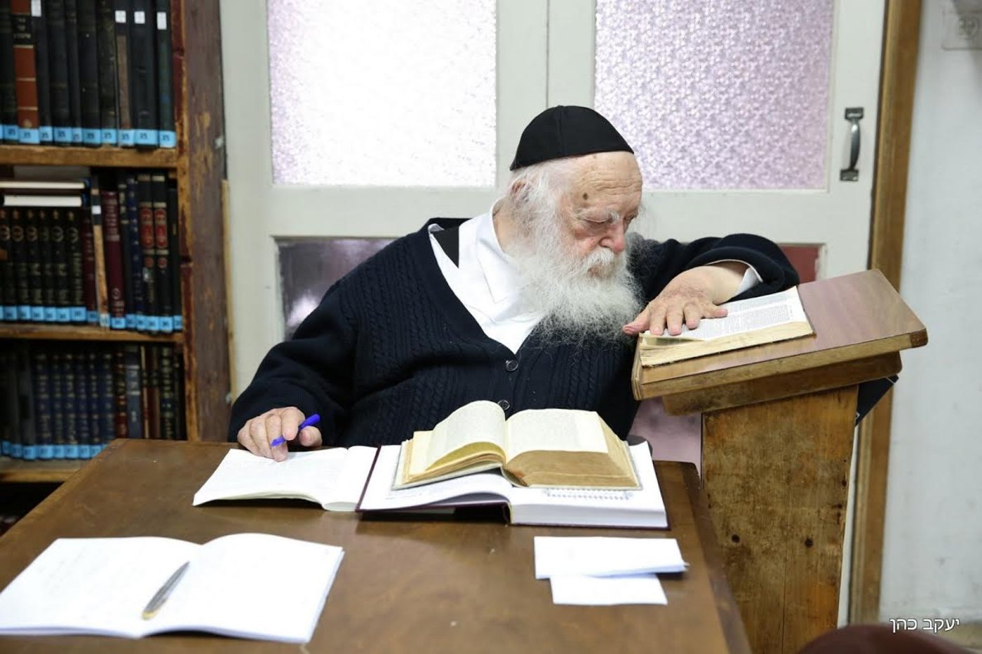 והיו עיניך רואות את מוריך: צפו במרן הגר"ח שקוע בלימוד