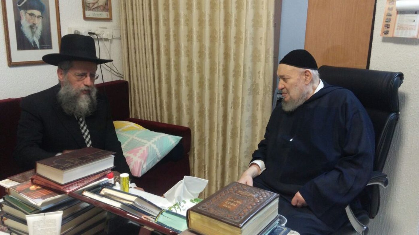 הגר"ד יוסף מספר: "אבא קיבל מים מהבאבא סאלי - ואני הבראתי"