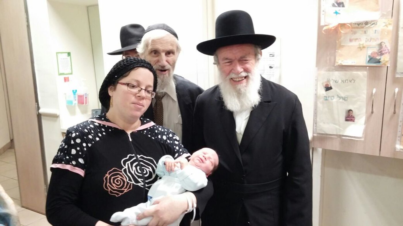 הרב זילברשטין הגיע לנחם את האלמנה וליטף את היתום
