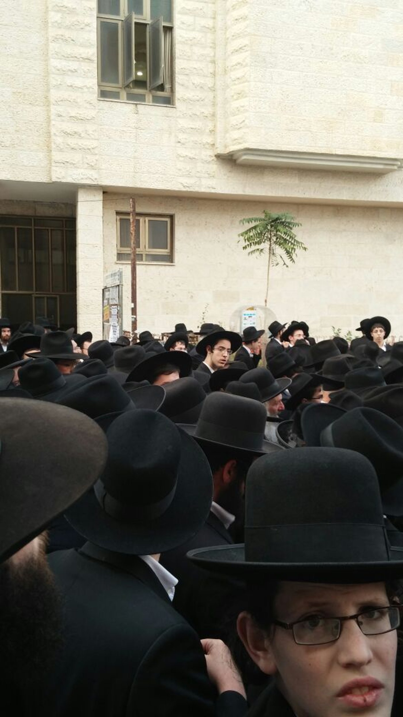 קורע לב: הבן בקדיש יתום על אביו הרב יעקב כוכב זצ"ל