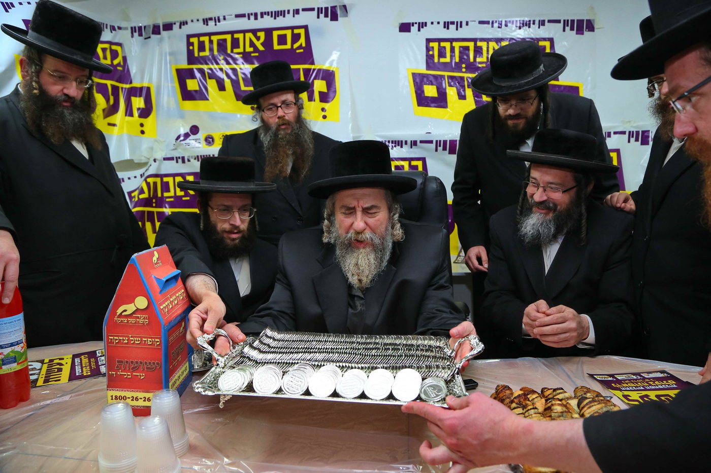 הרבי מרחמסטריווקא בירך את מטבעות הכסף • תיעוד