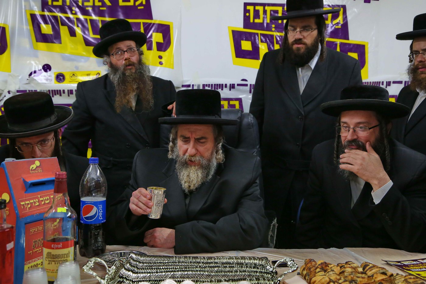 הרבי מרחמסטריווקא בירך את מטבעות הכסף • תיעוד
