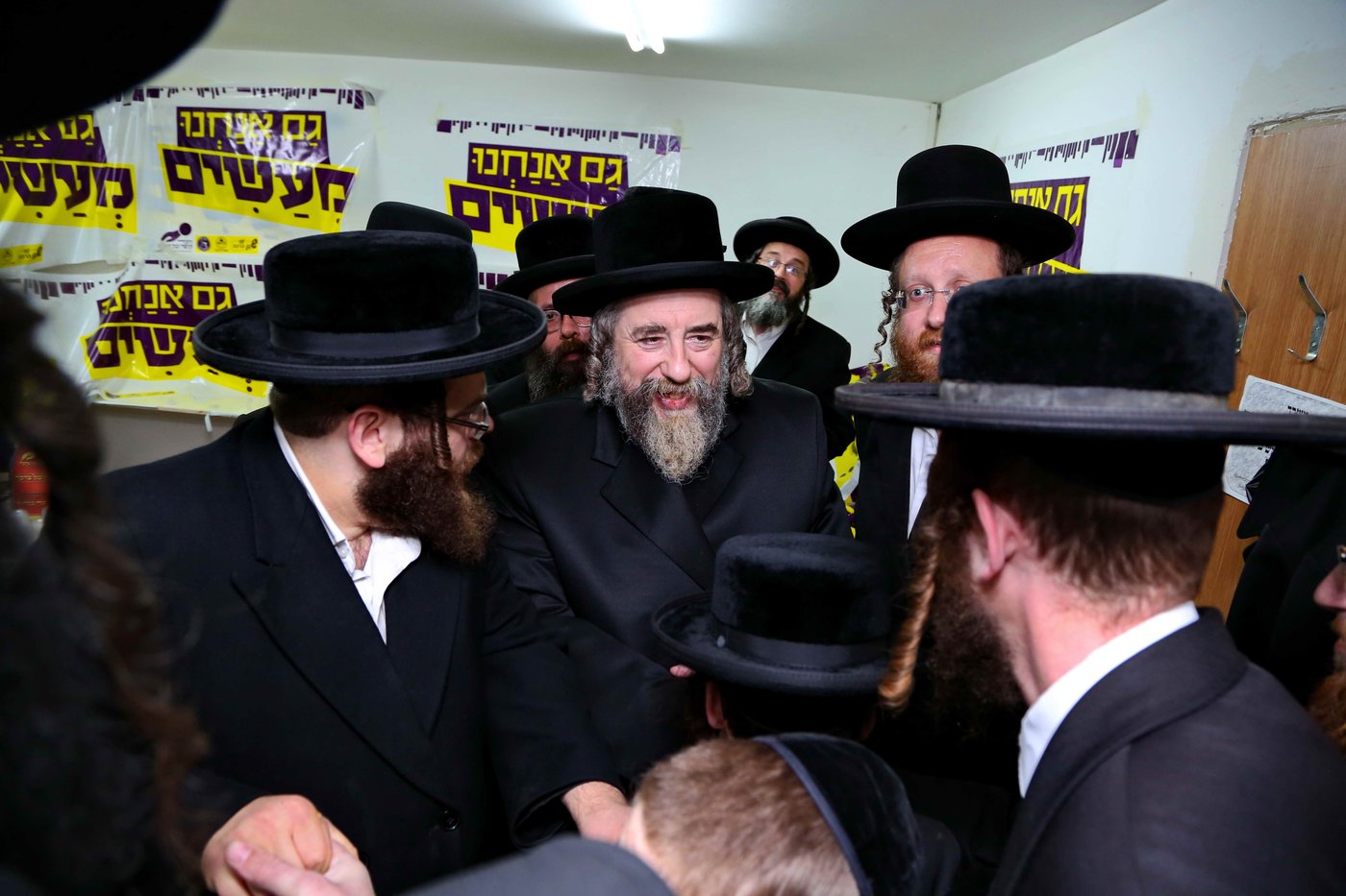 הרבי מרחמסטריווקא בירך את מטבעות הכסף • תיעוד
