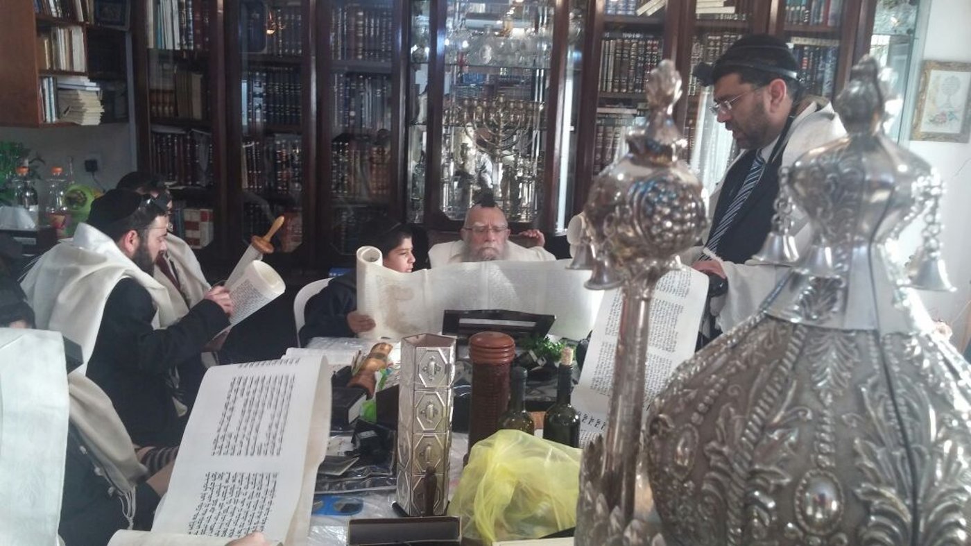 הראשל"צ רבי אליהו בקשי דורון בקריאת המגילה. צפו