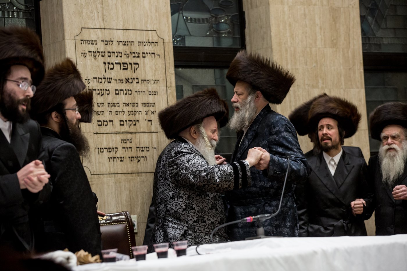 תיעוד: האדמו"ר מבאבוב רקד עם אח של מרטין שלאף