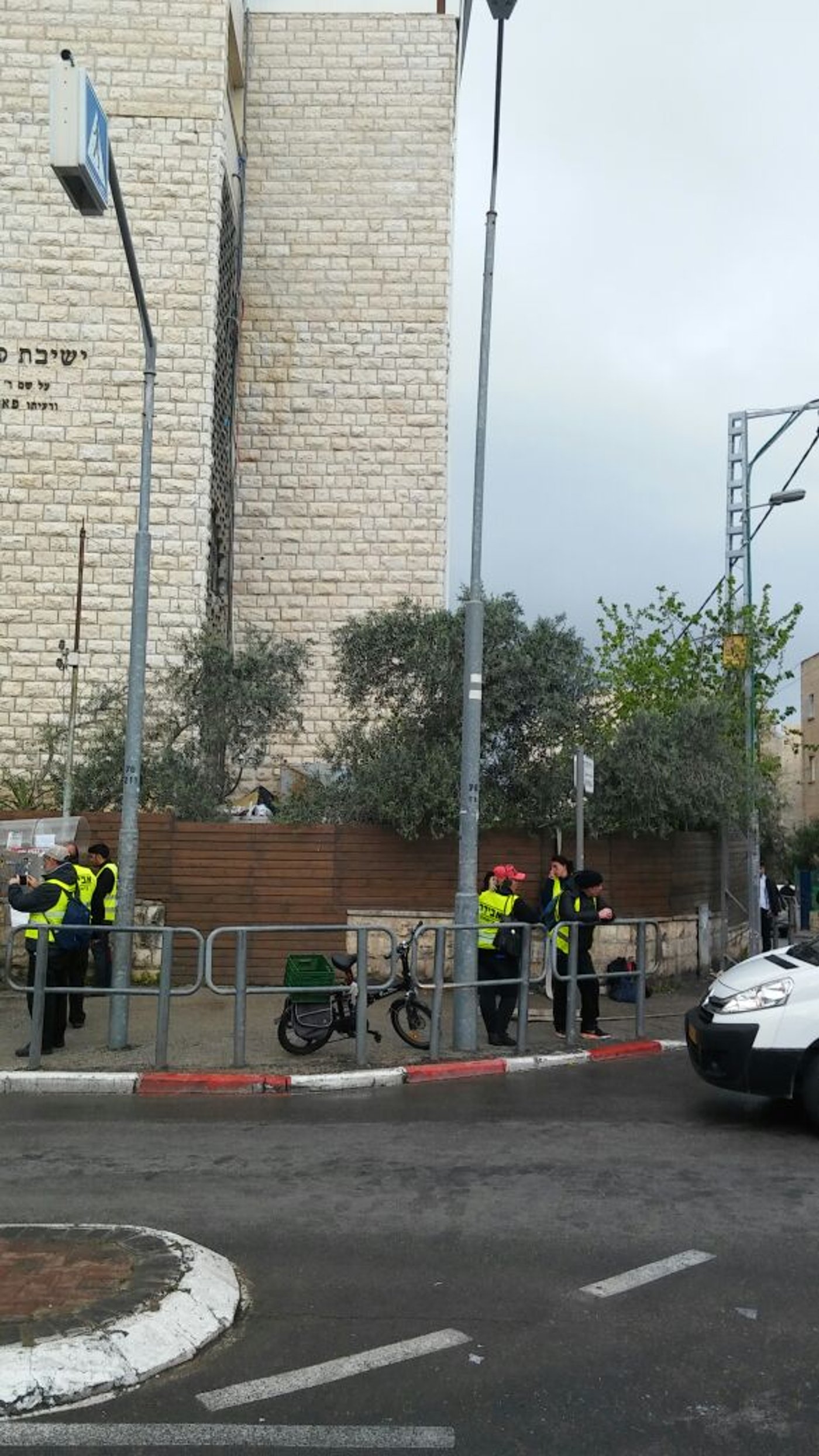 לקראת הריסה: מאות שוטרים ופקחים מפנים את הישיבה • תיעוד