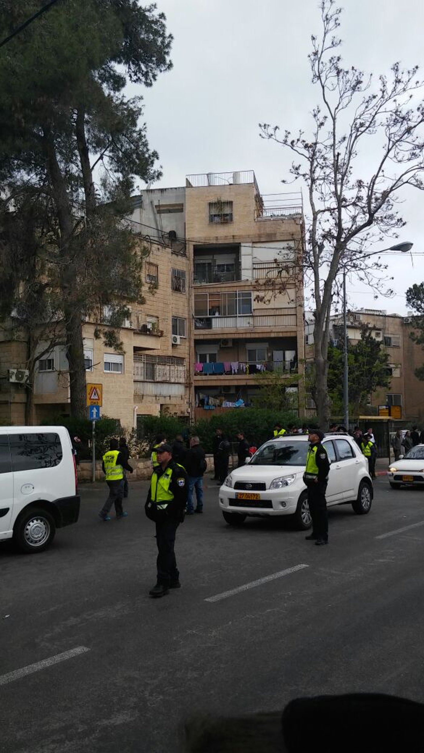 לקראת הריסה: מאות שוטרים ופקחים מפנים את הישיבה • תיעוד