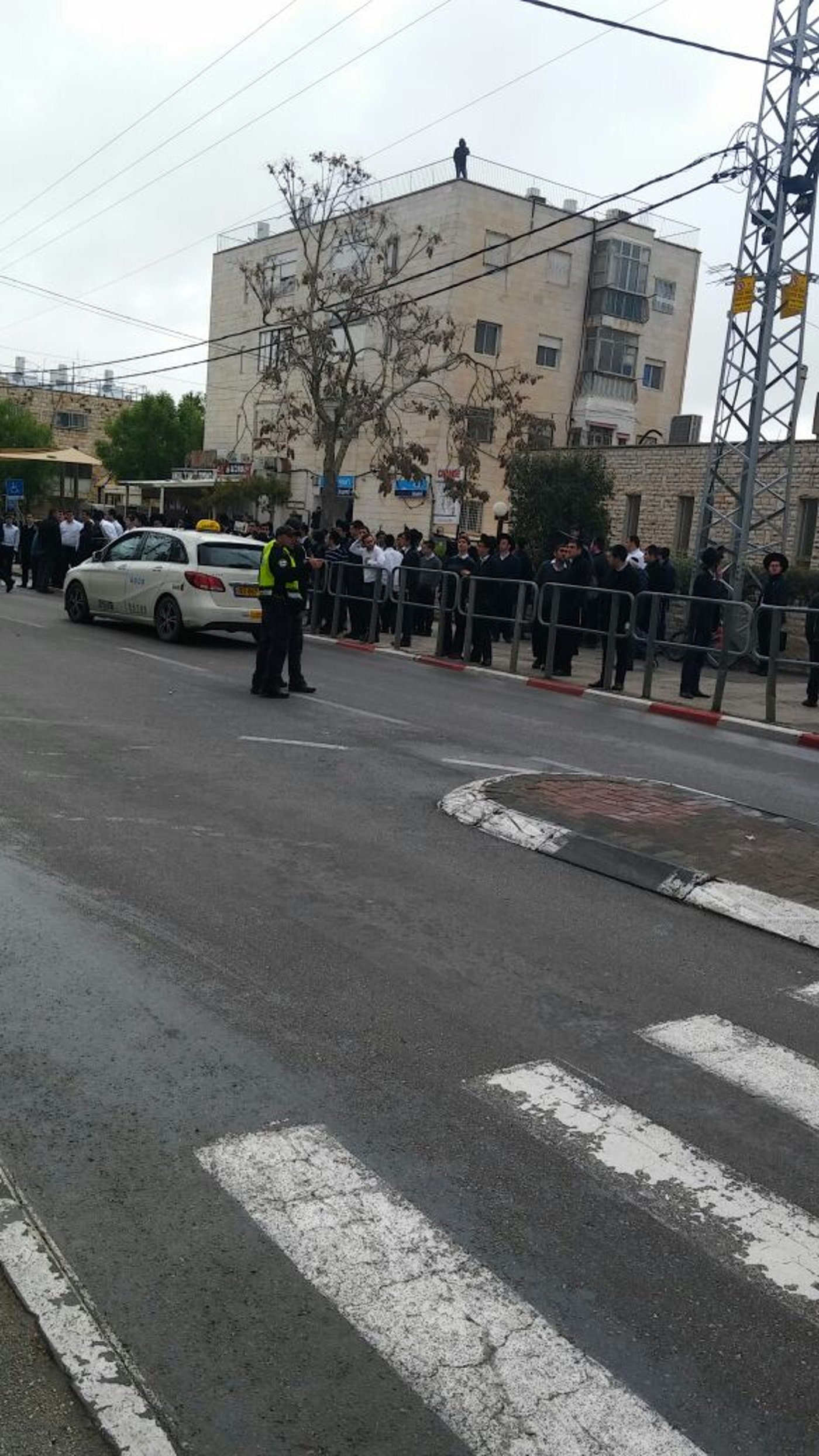 לקראת הריסה: מאות שוטרים ופקחים מפנים את הישיבה • תיעוד