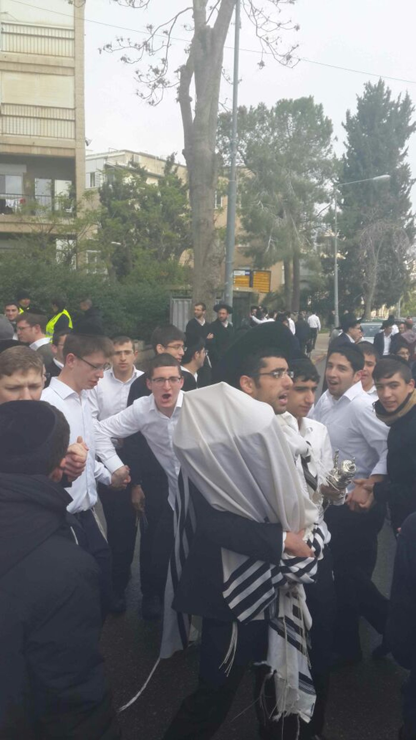 לקראת הריסה: מאות שוטרים ופקחים מפנים את הישיבה • תיעוד
