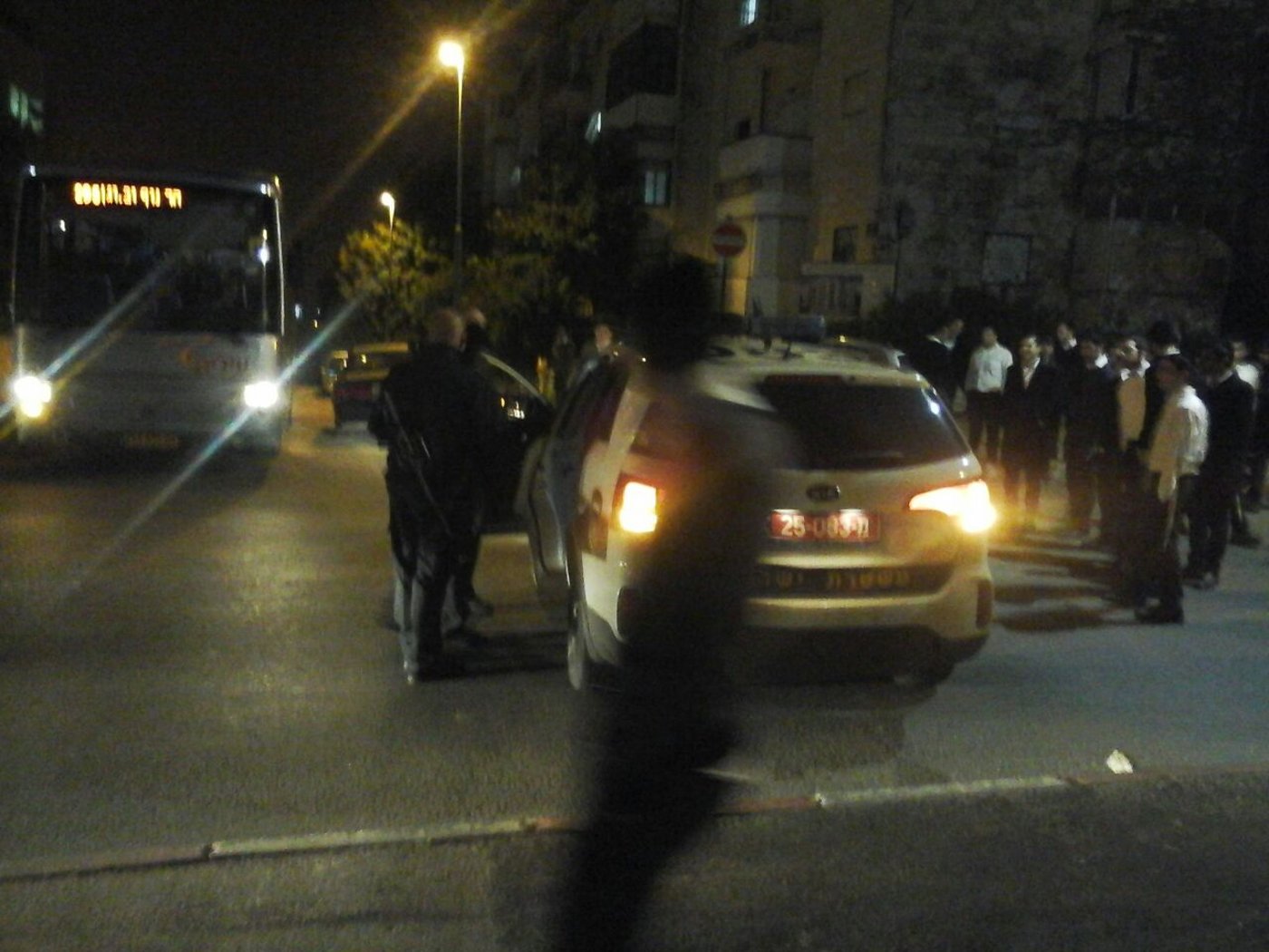 לוהט בירושלים: בחורי ישיבה עוכבו לחקירה בעימות עם שוטרים נגד הריסת ישיבת "פני שמואל"