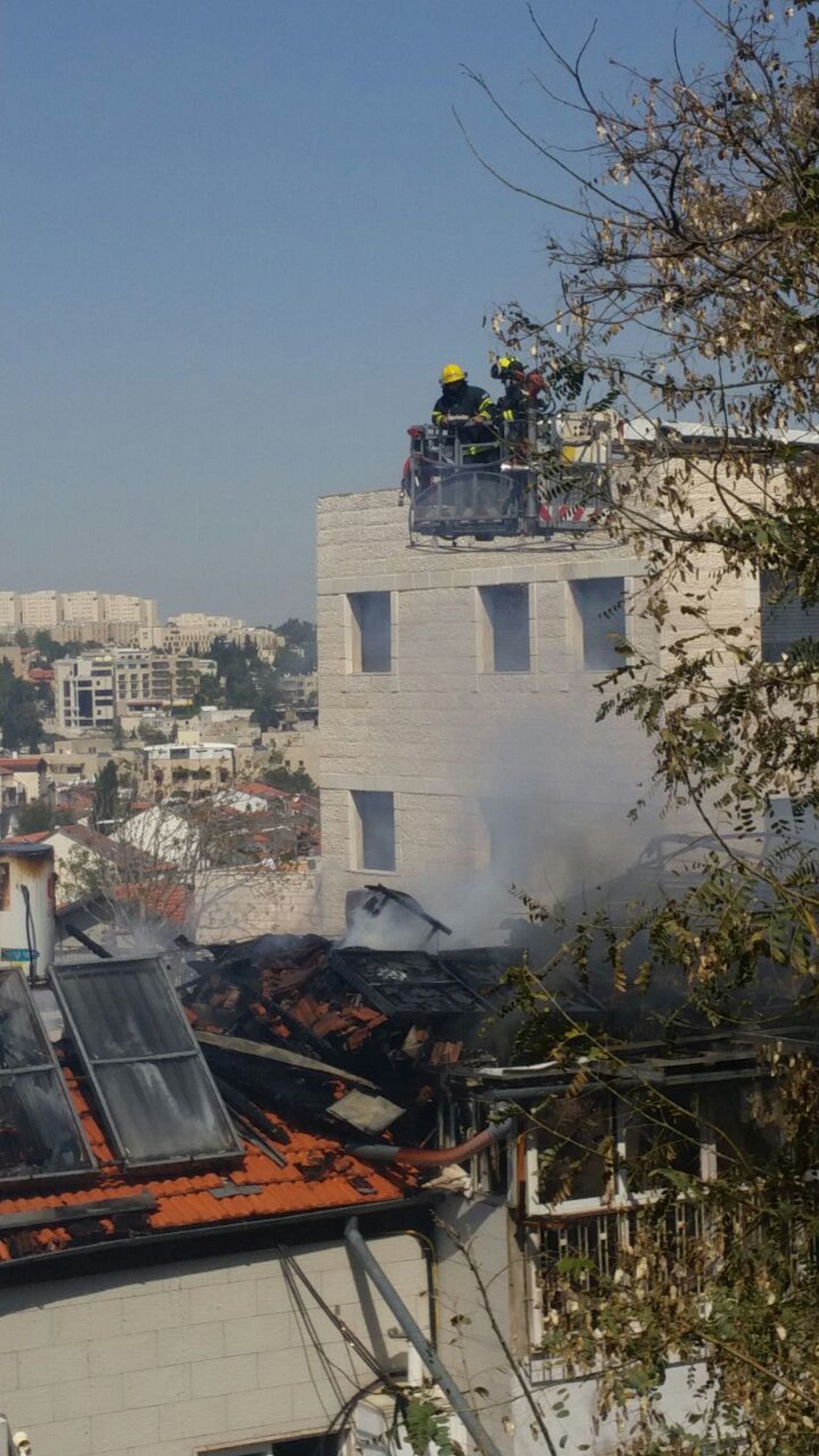 צפו בווידאו: לוחמי האש נלחמים בלהבות