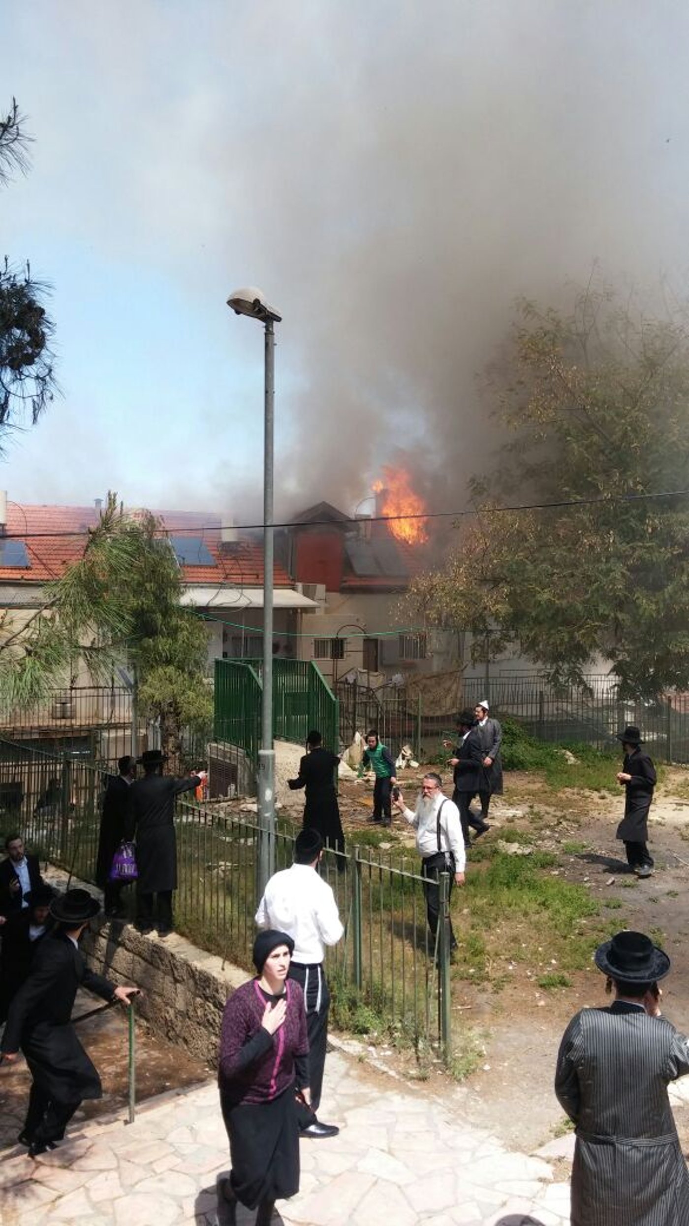 בתי ורשא: קומה שלימה בערה, שני פצועים במצב קל-בינוני