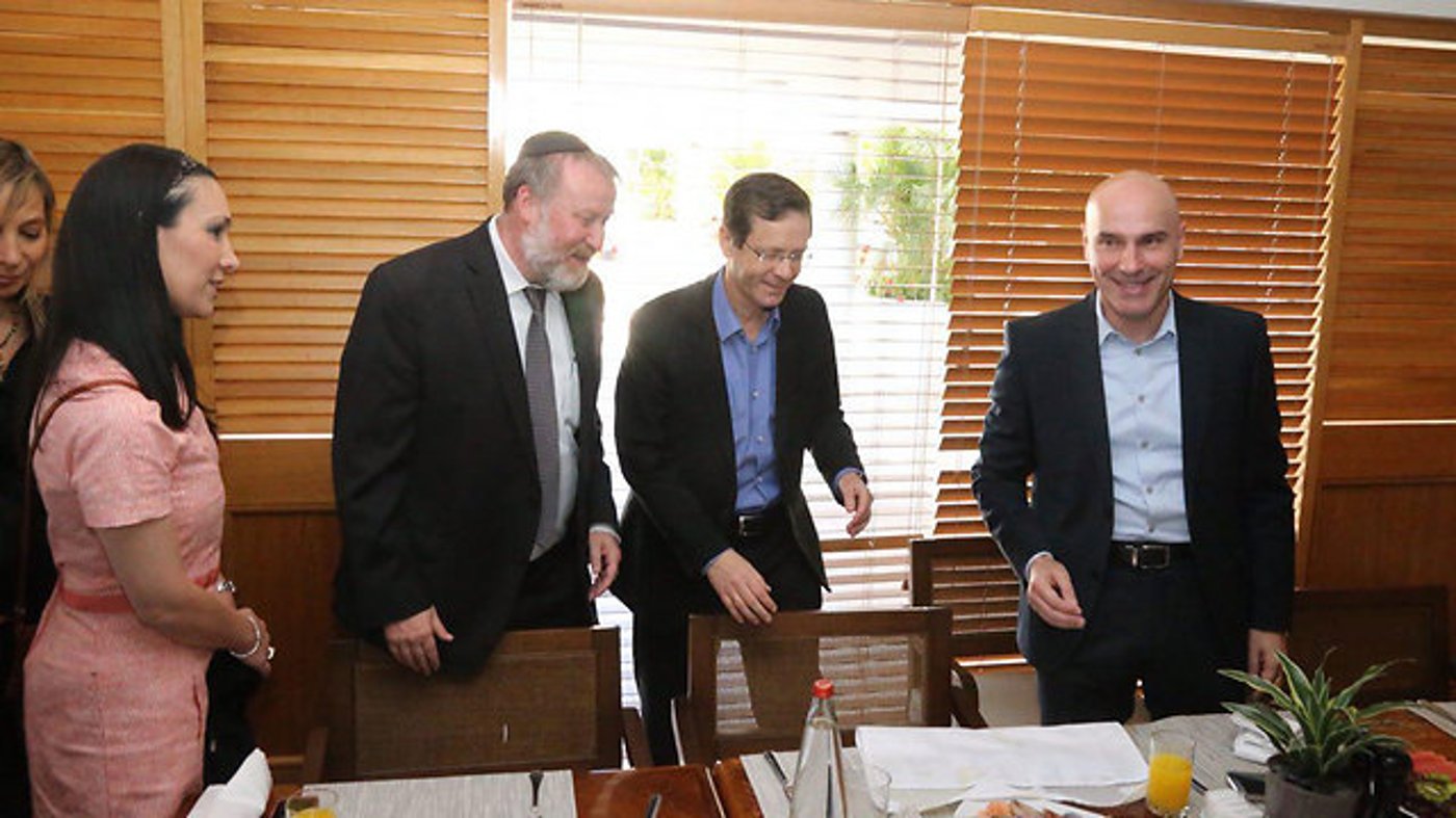 הרצוג ומנדלבליט, הבוקר