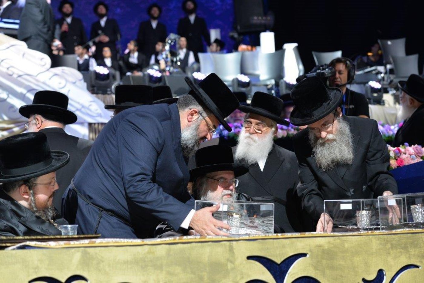רבבת חסידי בעלזא בהתוועדות היסטורית. תיעוד