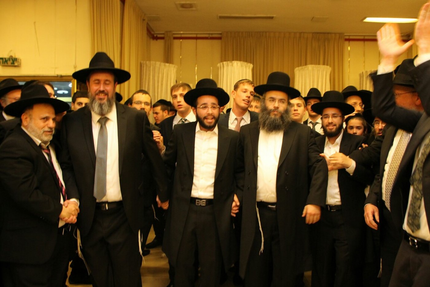 וידאו ותמונות: שר התורה בחתונת נכדו