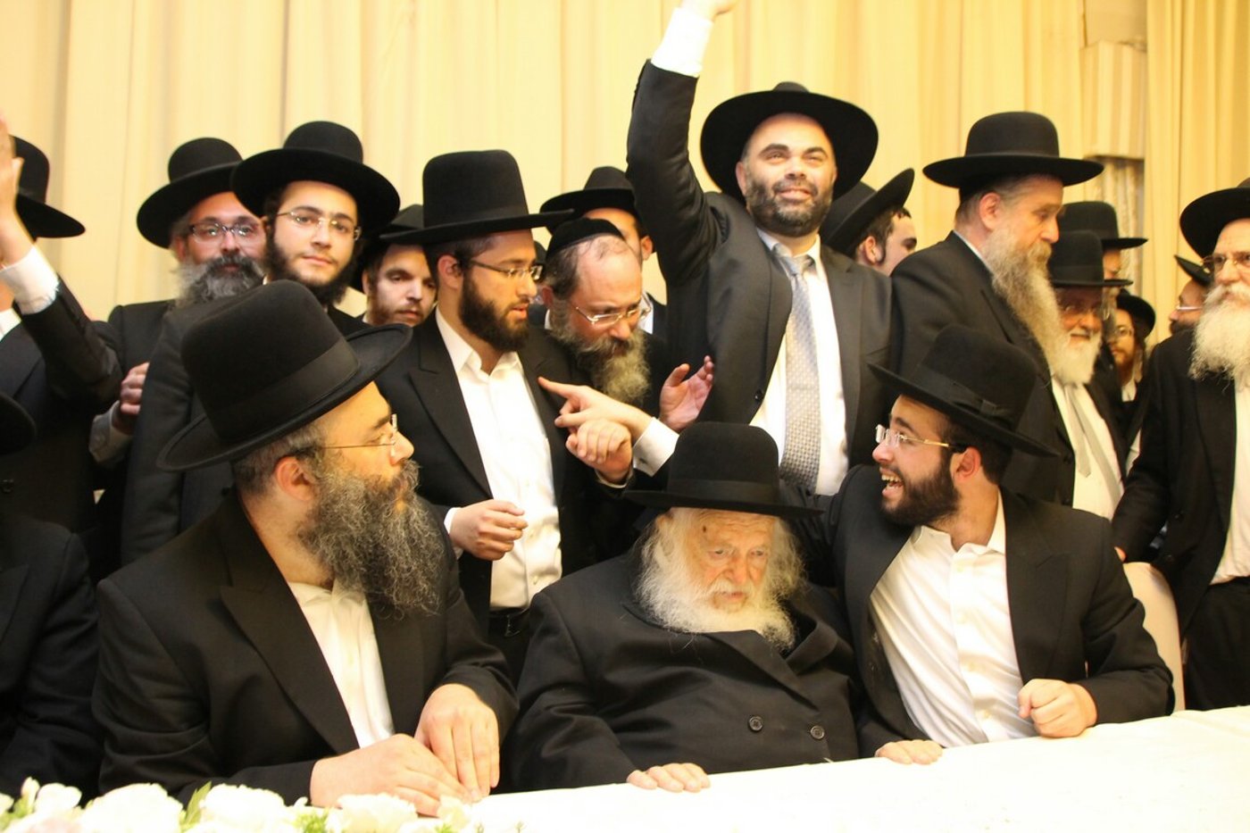 וידאו ותמונות: שר התורה בחתונת נכדו