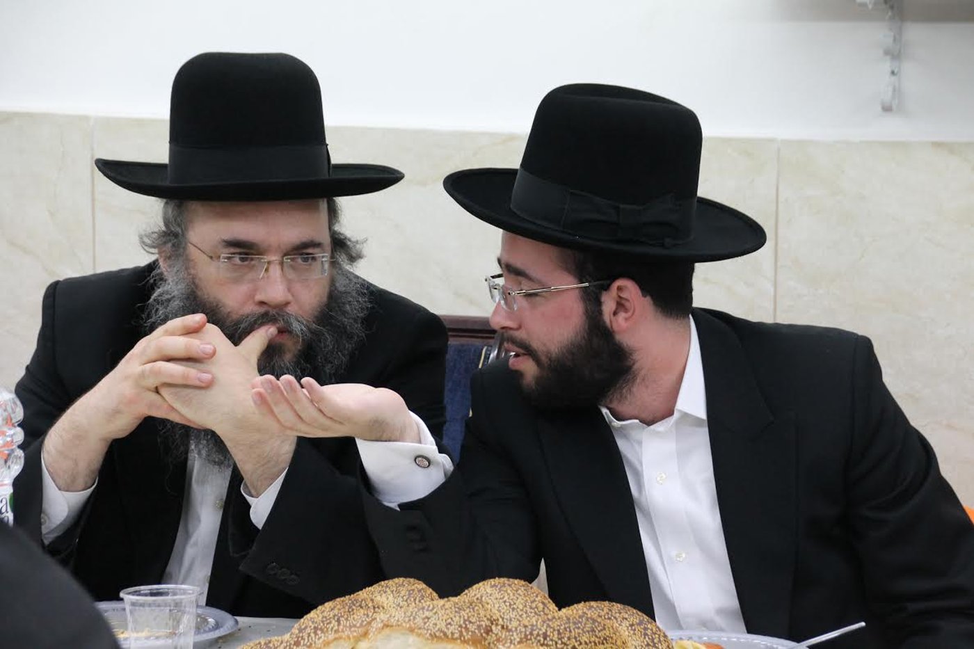 שטיינמץ שר והעלה חיוך על פניו של שר התורה