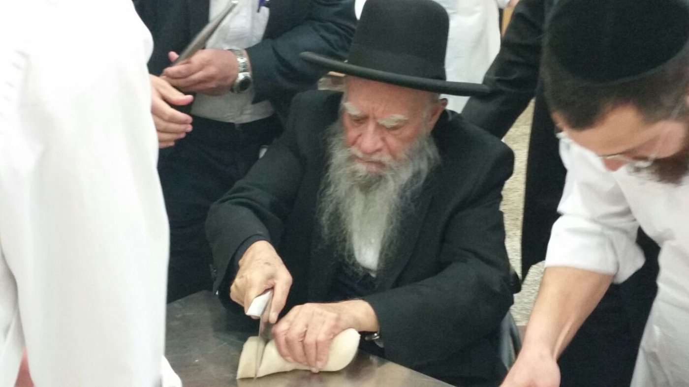 הראשל"צ רבי אליהו בקשי דורון באפיית מצות • גלריה