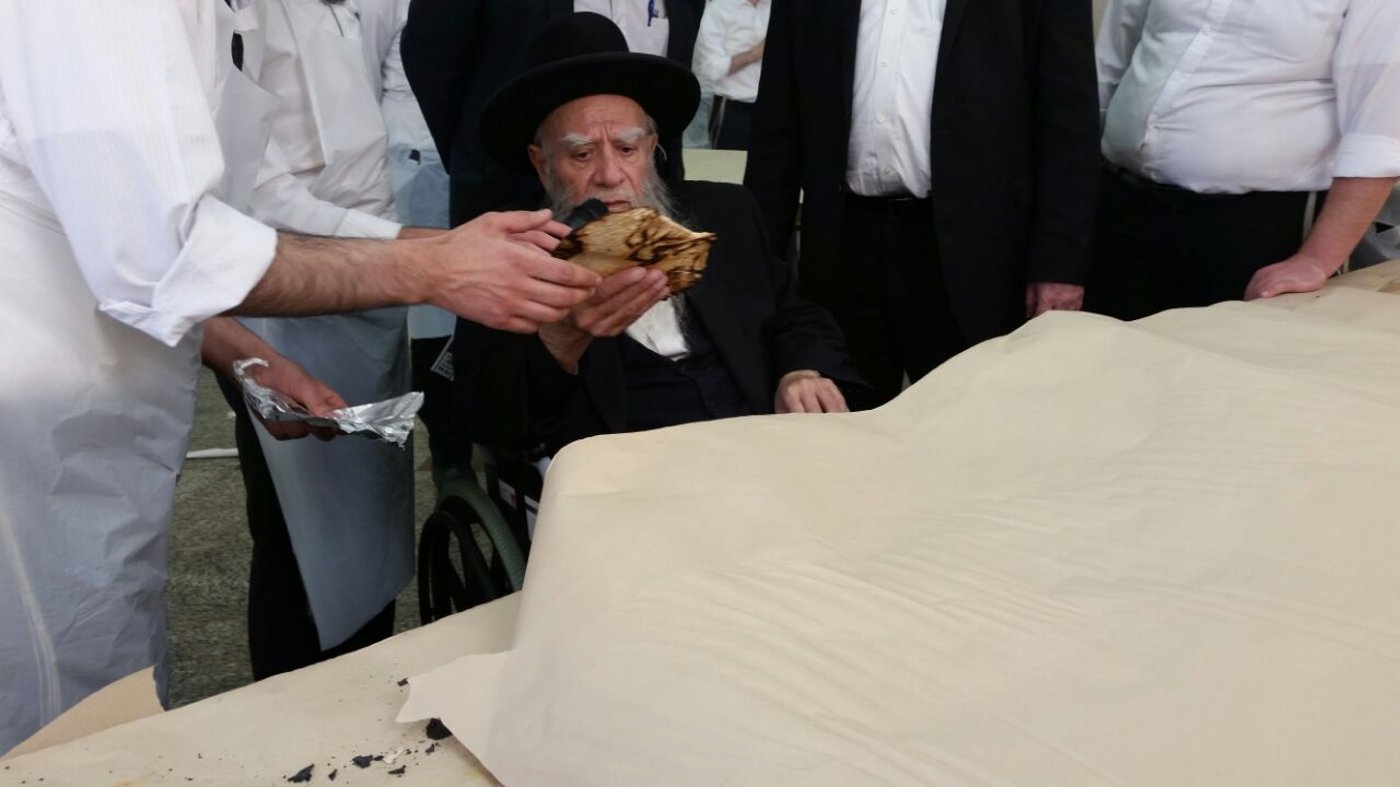 הראשל"צ רבי אליהו בקשי דורון באפיית מצות • גלריה