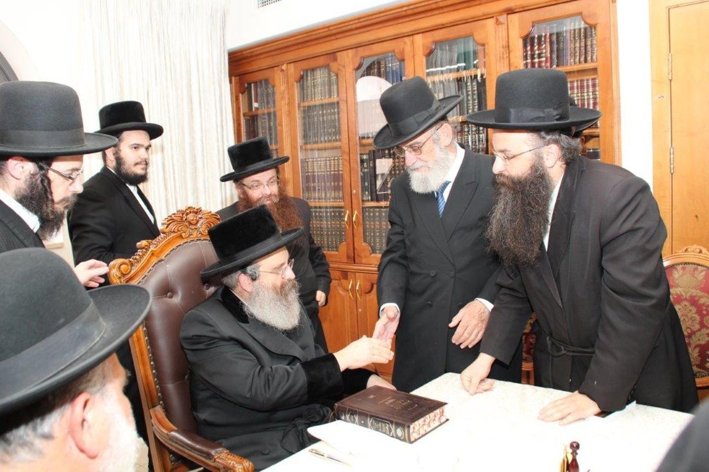 מתנדבי ארגון זק"א בשיחה אישית עם האדמו"ר מסאדיגורא