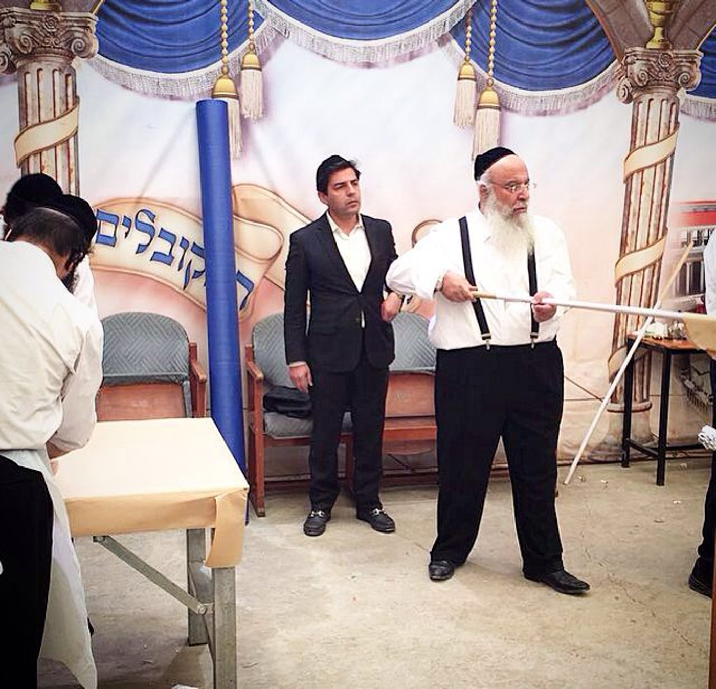 תיעוד: המקובל הגר"ב שמואלי באפיית 'מצות חבורה'