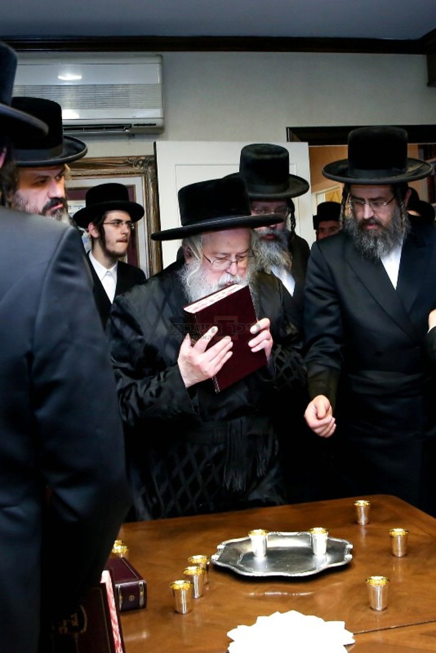 הנגיד הוציא ספר, הרבי ממונקאטש השתף במעמד 'לחיים'. צפו