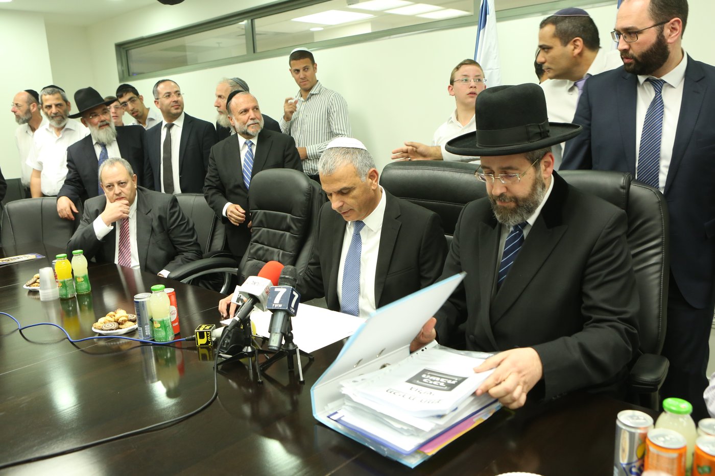 גולשי "כיכר השבת": הרבנים הראשיים מכרו את החמץ שלכם • צפו