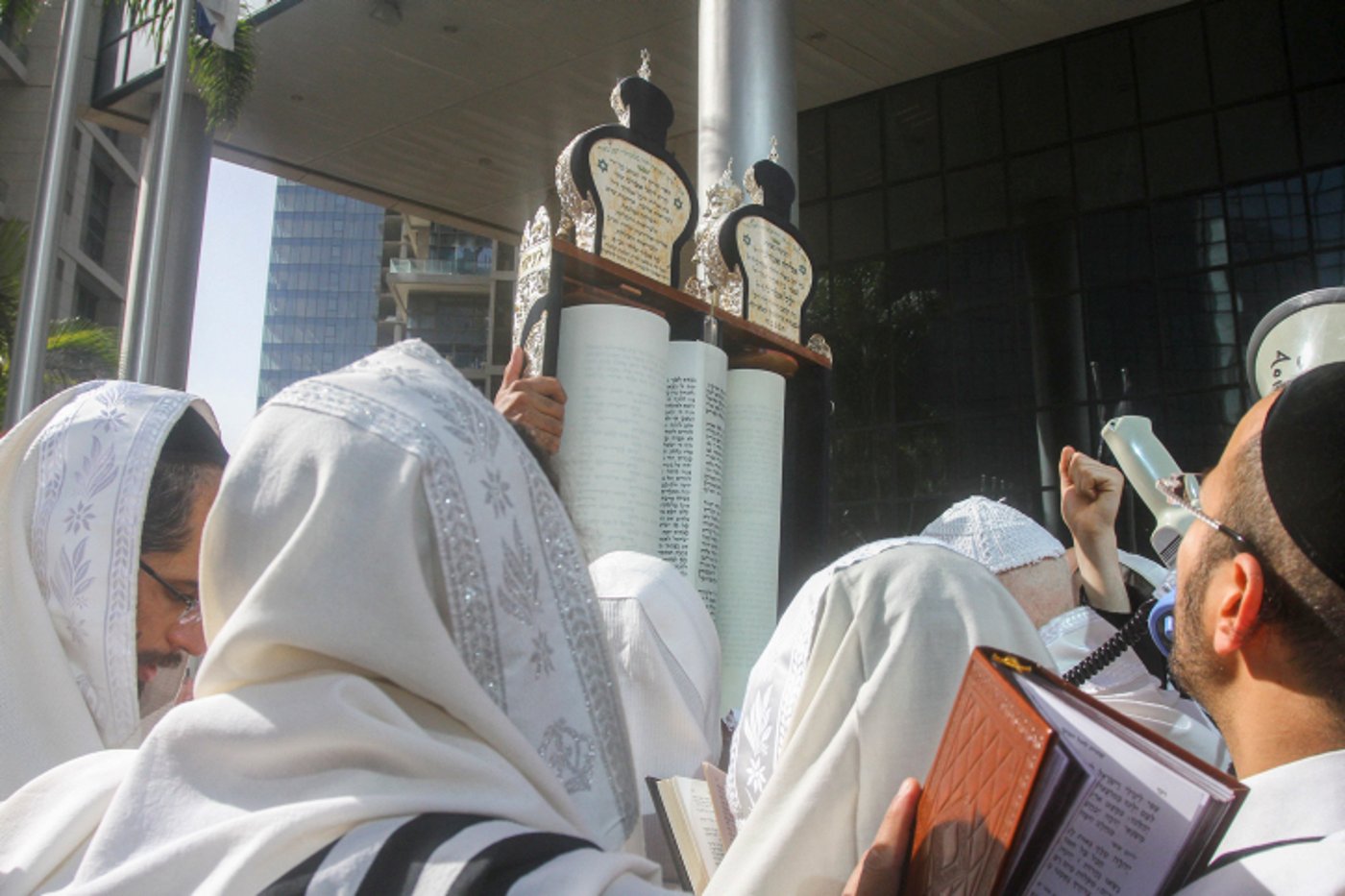 תפילת חג, זעקה ומחאה • תיעוד מההפגנה ברמת גן