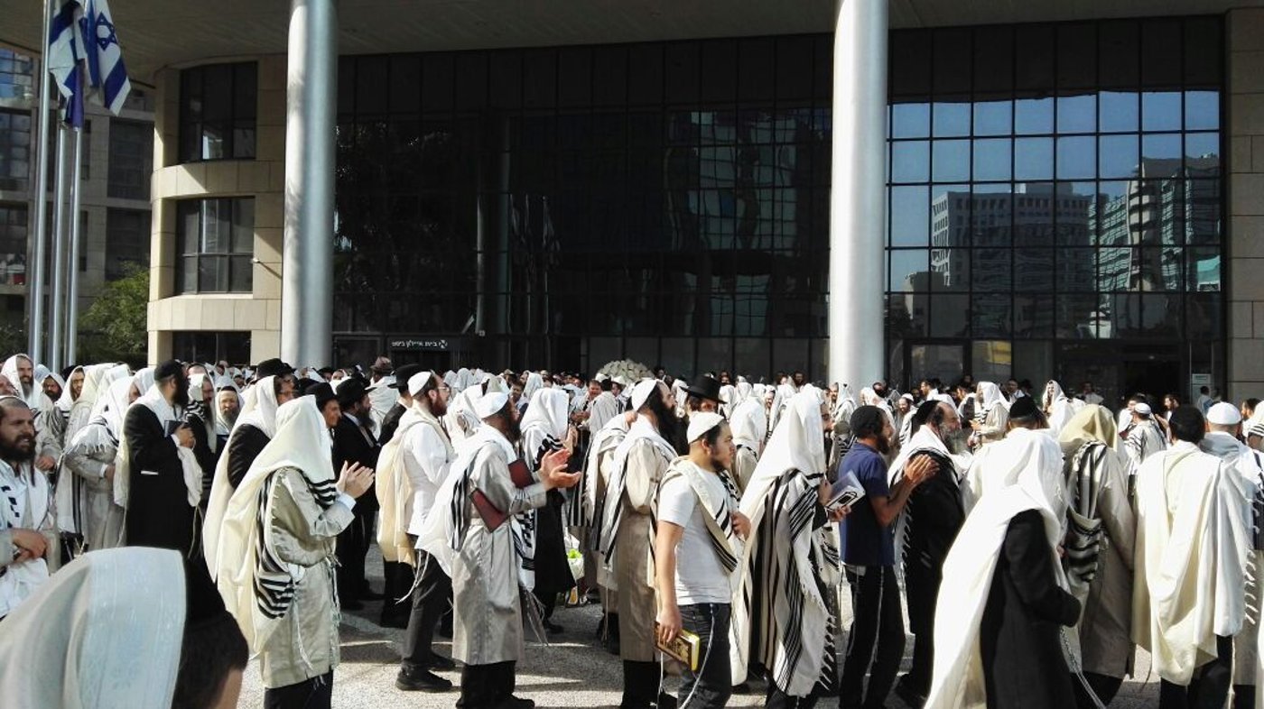מאות הפגינו ברמת גן: "לשחרר את הרב ברלנד באופן מיידי"